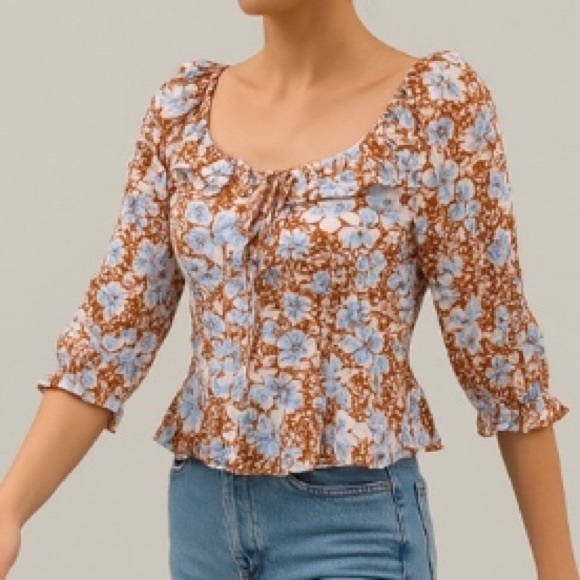 Free People Tops - Free People -  Ruffled Sleeve & Neckline Blouse 100% Viscose zipper